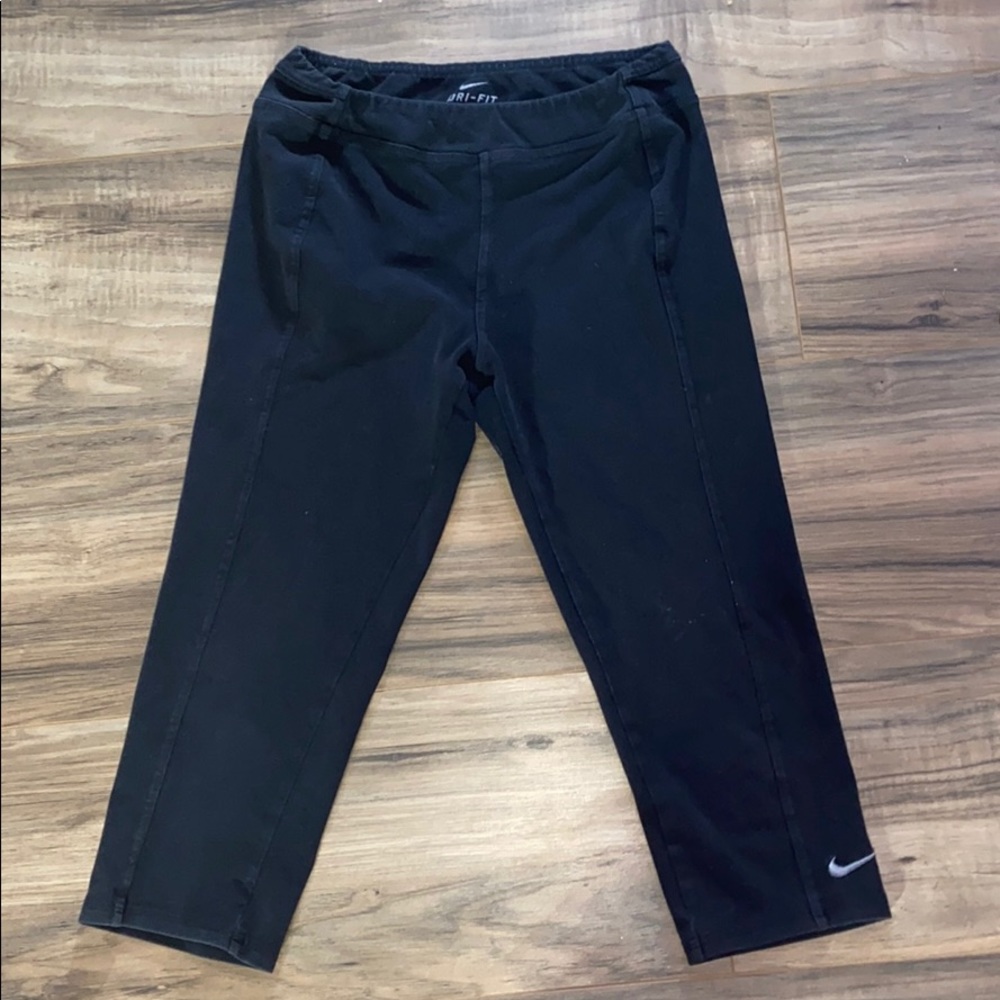 Black Nike capri length leggings